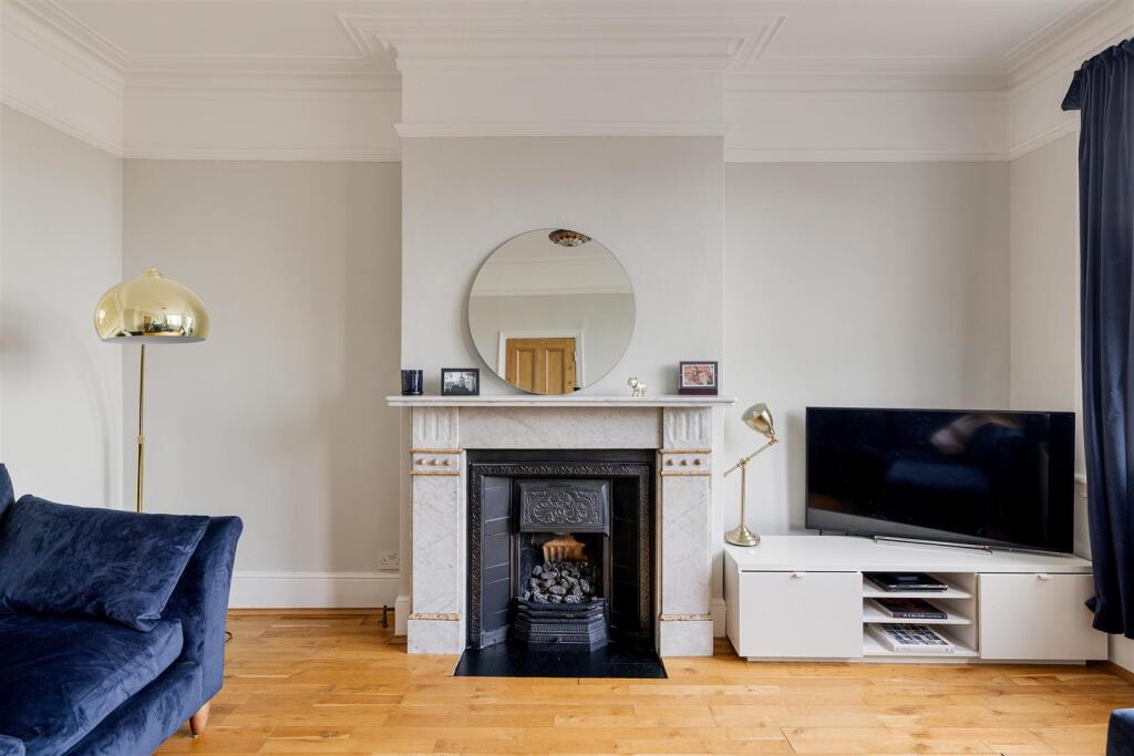 St. Albans Crescent, IG8