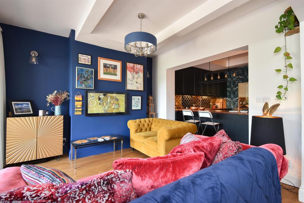 Open plan living &amp; kitchen