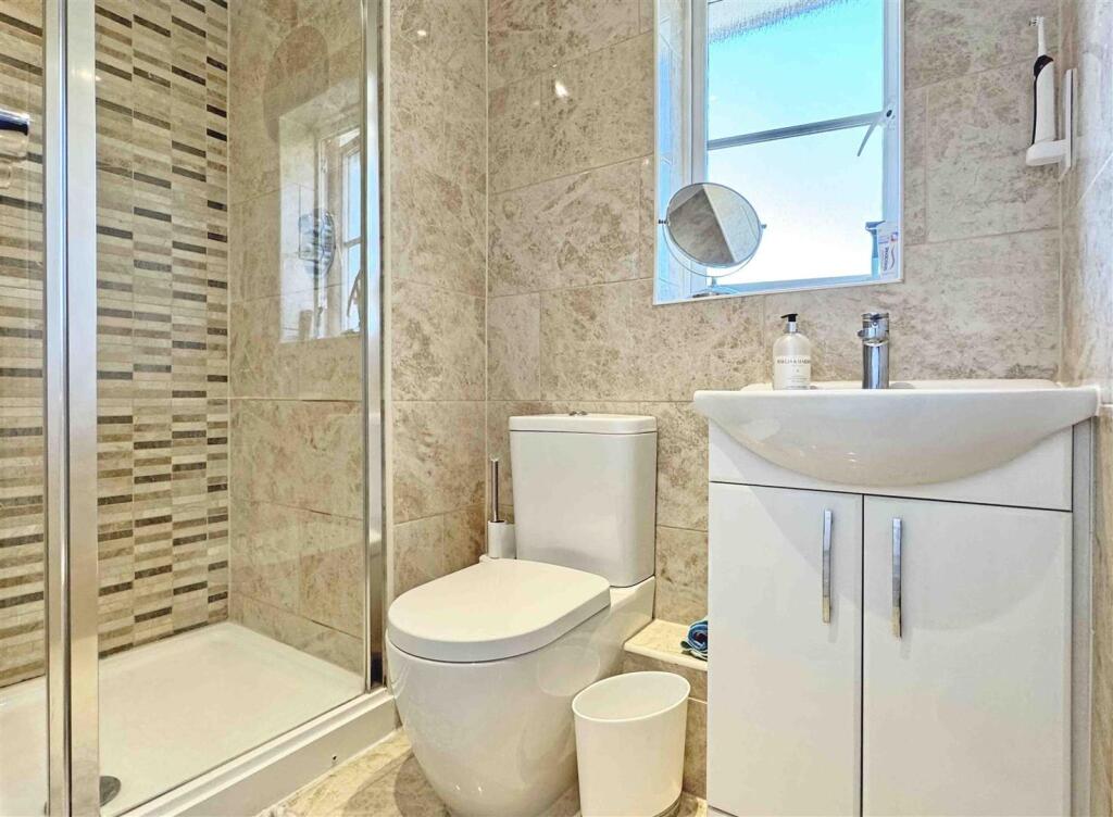 En-Suite 2.jpg