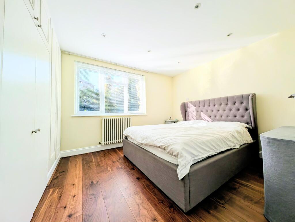 Main bedroom - large built in wardrobes