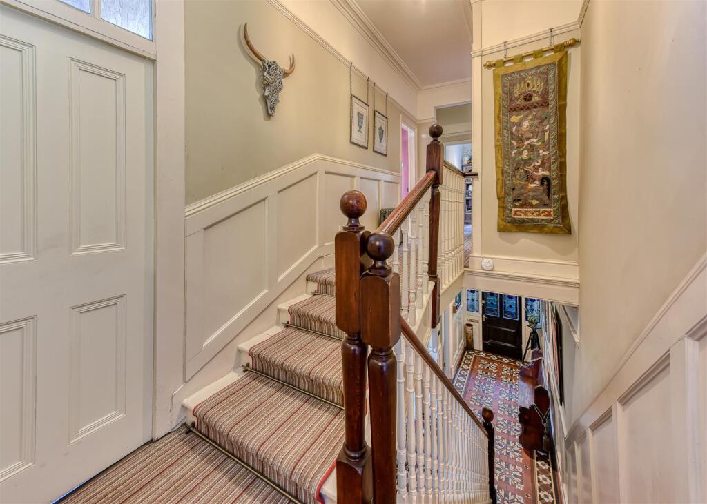 49 Richmond Road-landing.jpg