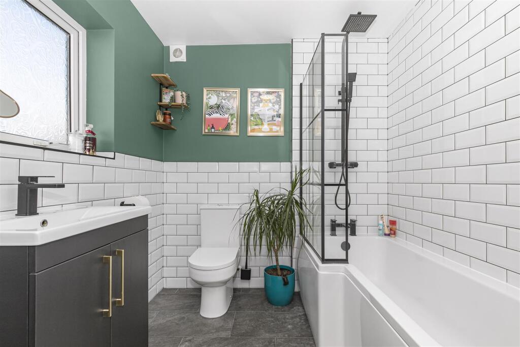 Bathroom 2.jpg