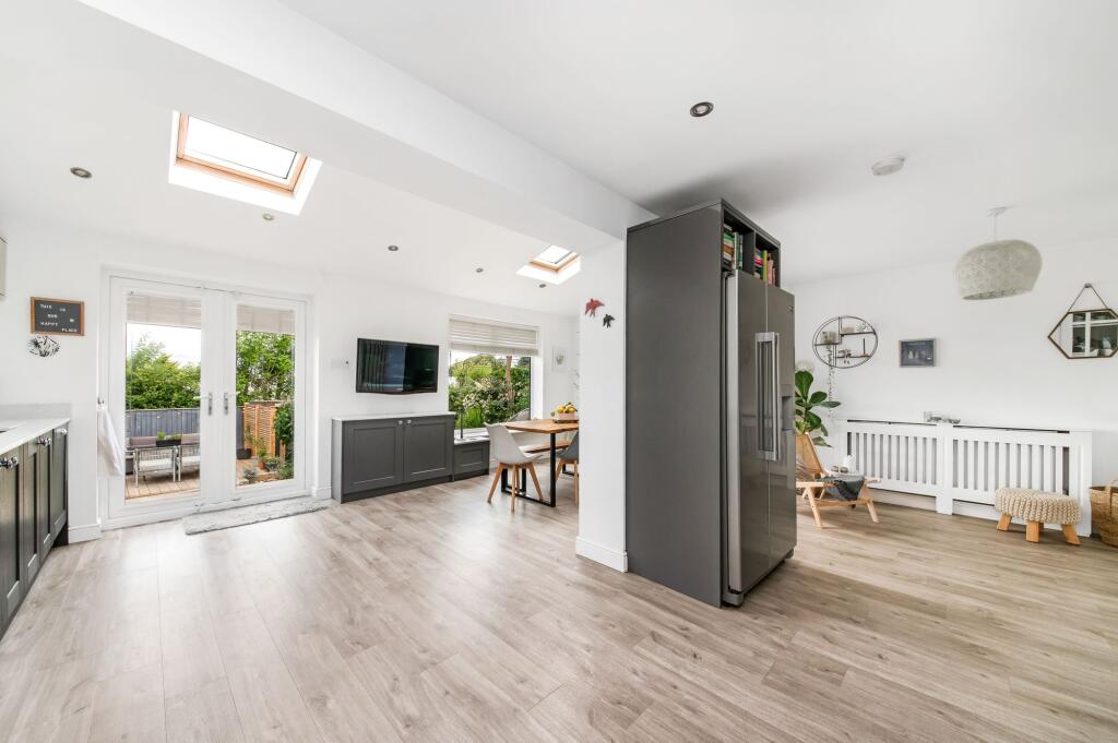 OPEN-PLAN DINING KITCHEN AND FAMILY ROOM