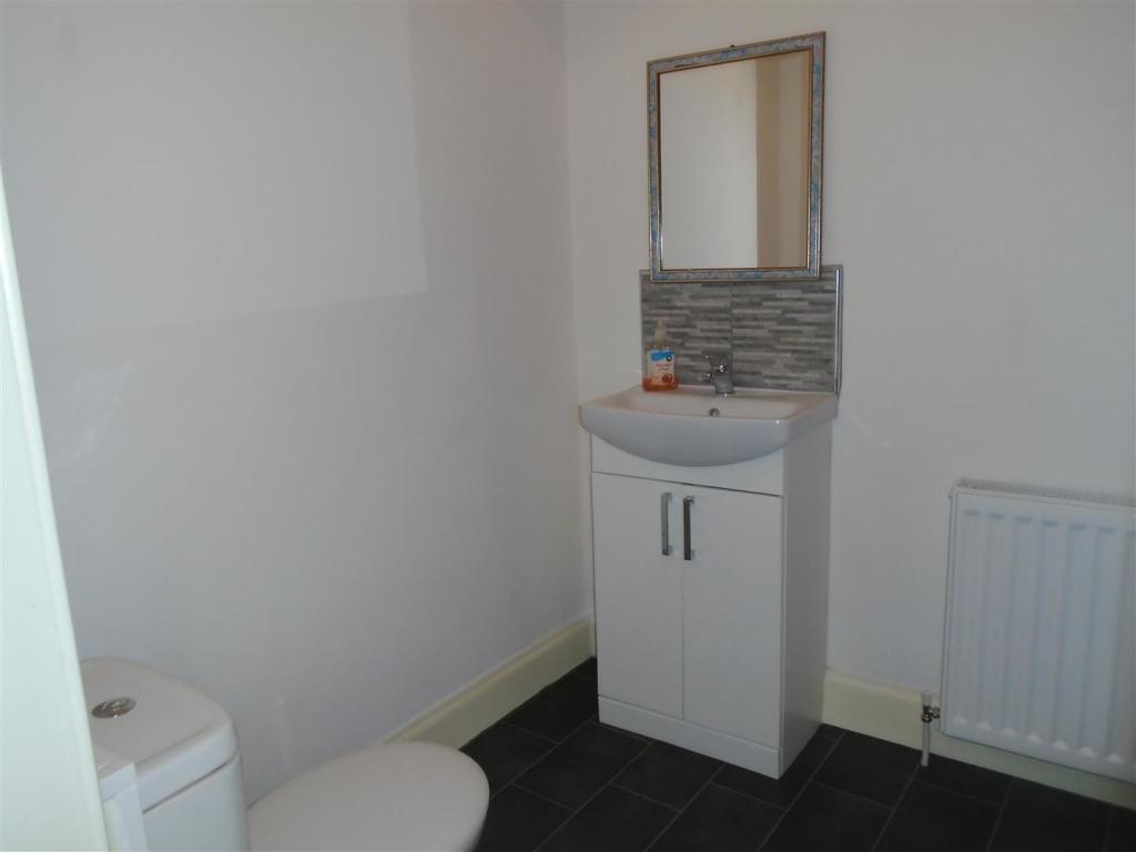 22WintonStreetBathroom2.JPG
