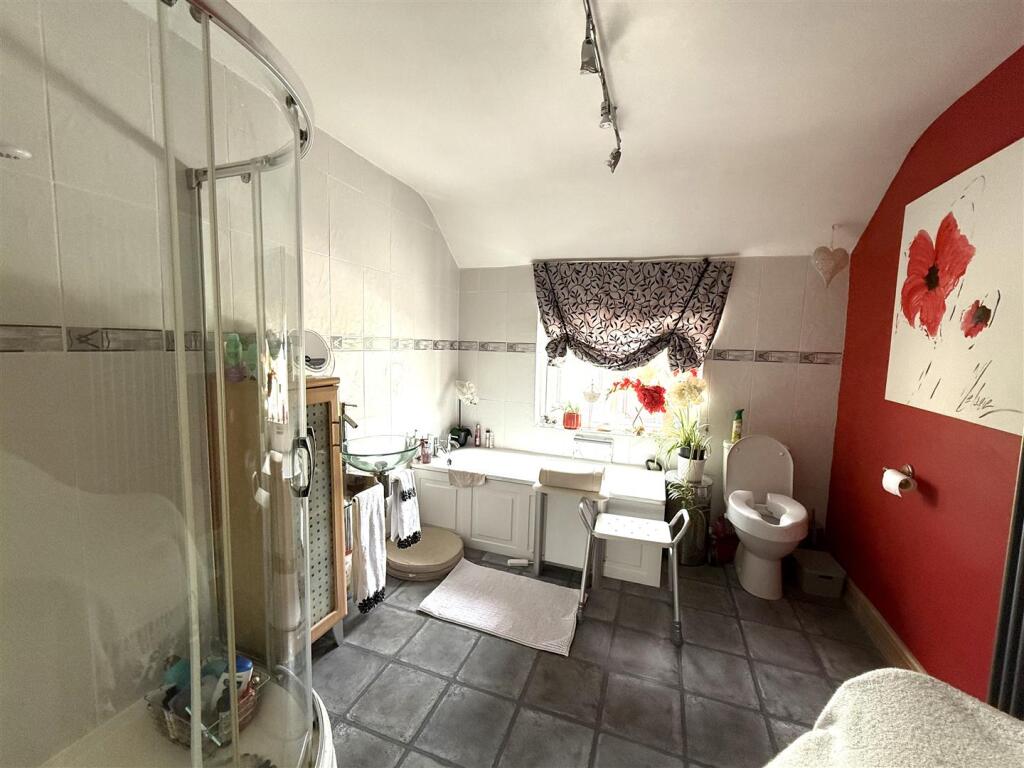 75 quuen bath.jpeg
