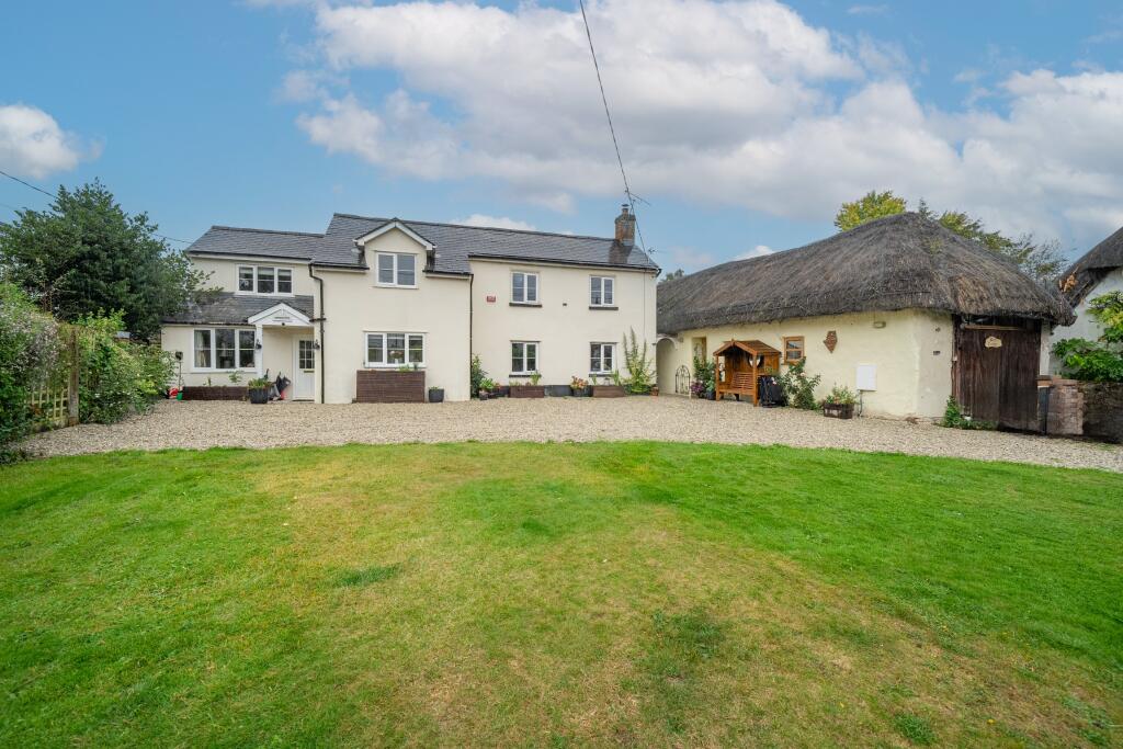 Village Street, Thruxton