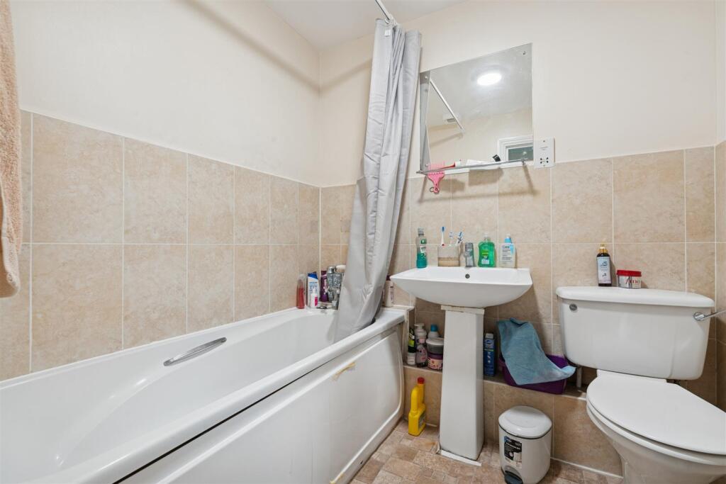 23 Viscount point, 199 The broadway, sw19 bathroom