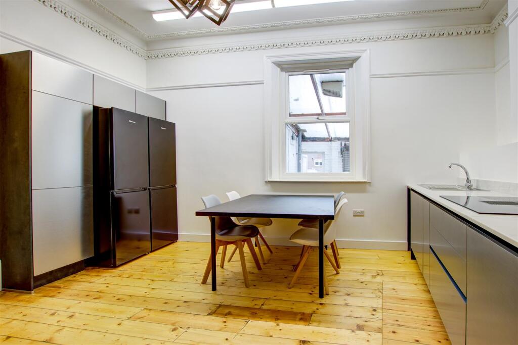 Kitchen 2.jpg
