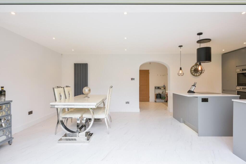 ASHURST ROAD (5).jpg