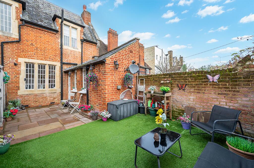 Ewell Court Grove, West Street KT17 1UX