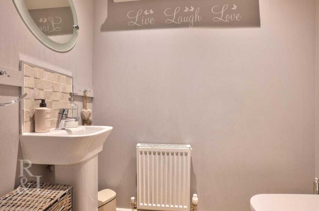 23 Bernard Vann Crescent (32).jpg