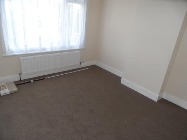 37 Marmion Ave bed 2.jpg