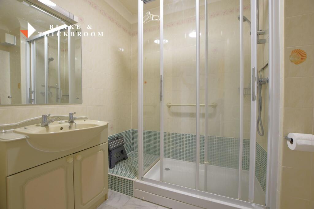 SHOWER ROOM