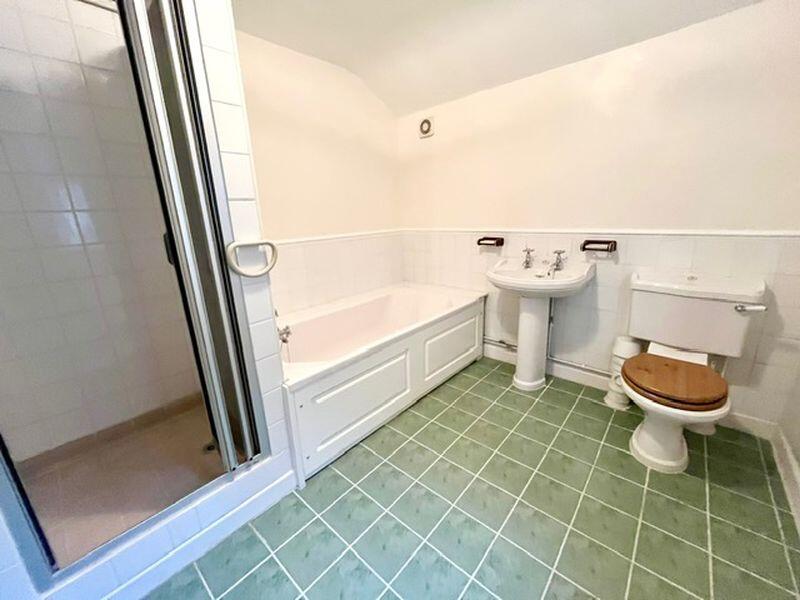 Ensuite to Bedroom One 