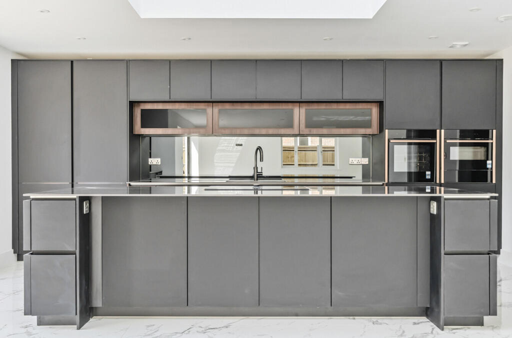 1295998-40-683043...