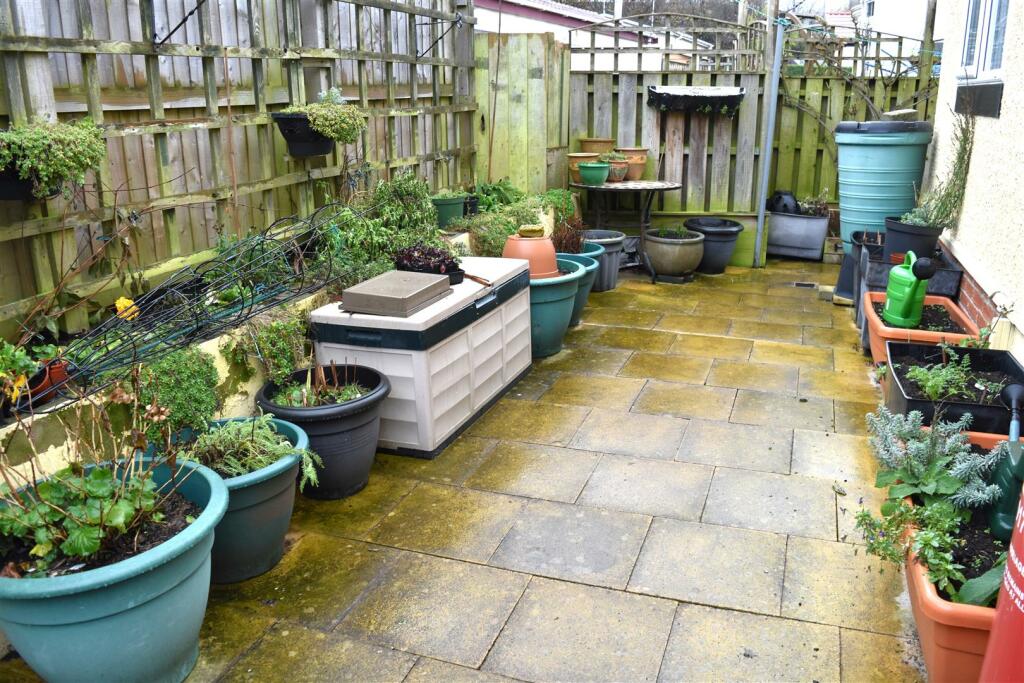 REAR ENCLOSED PATIO GARDEN