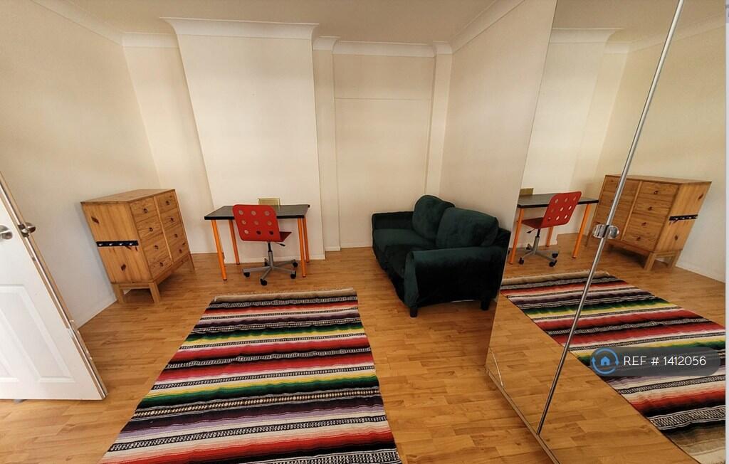 Large Double Bedroom With a Bed And a Sofa