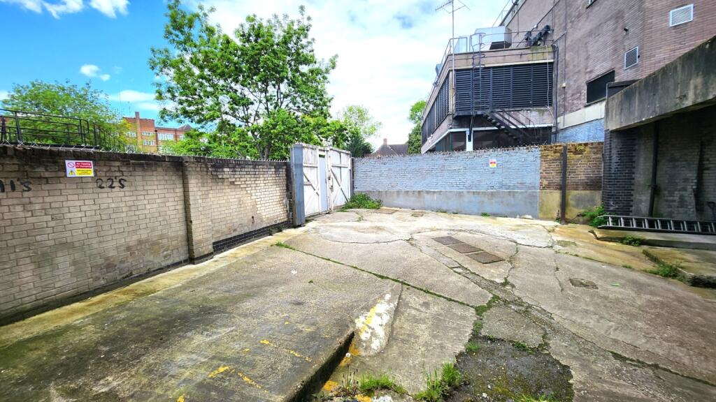Loading bay to the rear 