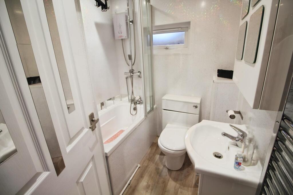 Annexe Bathroom.JPG