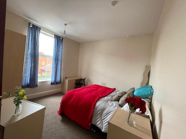 A cozy double bedroom featuring a comfortable b...