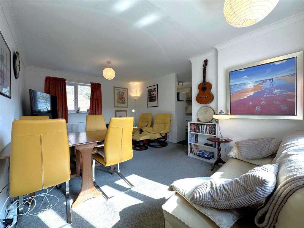 Dual-Aspect Lounger/Diner 273