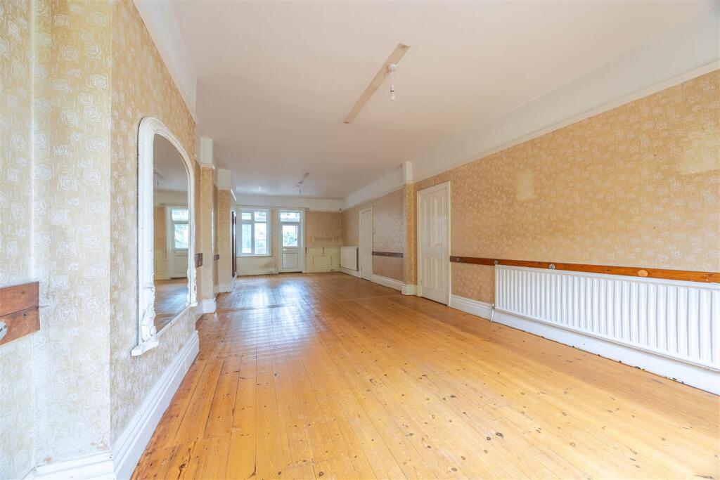 Lounge/Dining Room