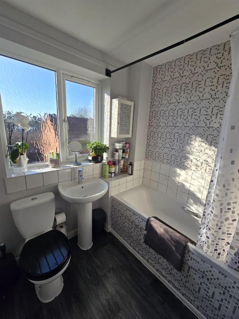 19 livingstone bathroom.jpg