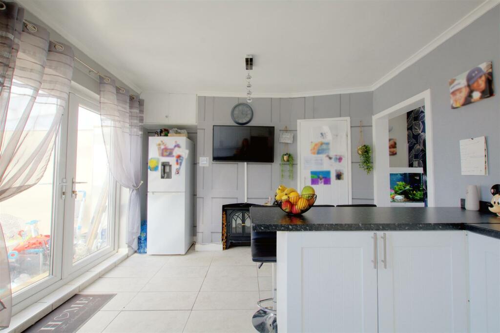 DSC_3172kitchen diner.jpg