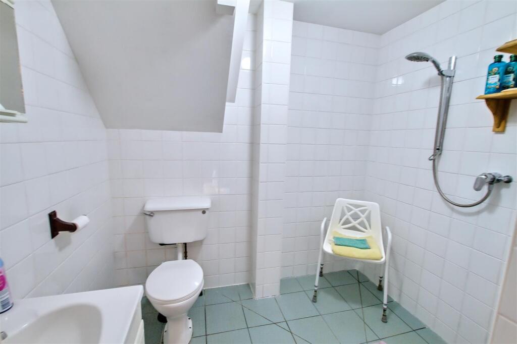 Ground floor bedroom 5 en-suite