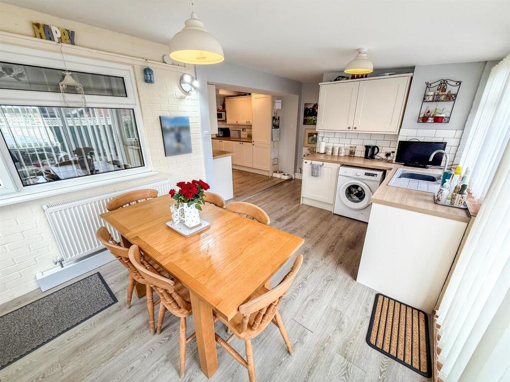 Kitchen/ Dining Room