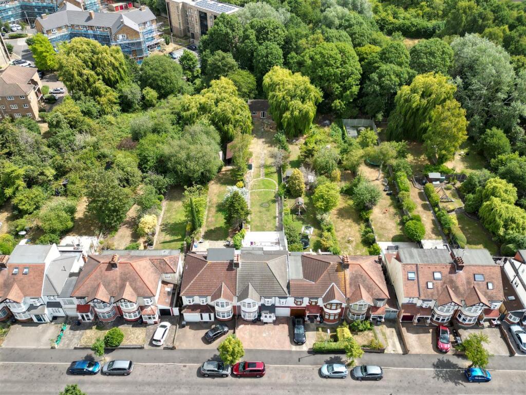 Onslow Gardens, E18