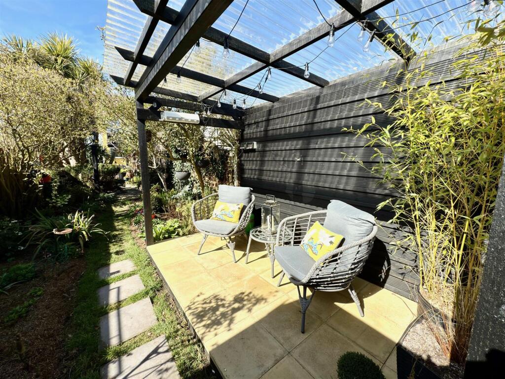 OUTSIDE SEATING AREA.jpg