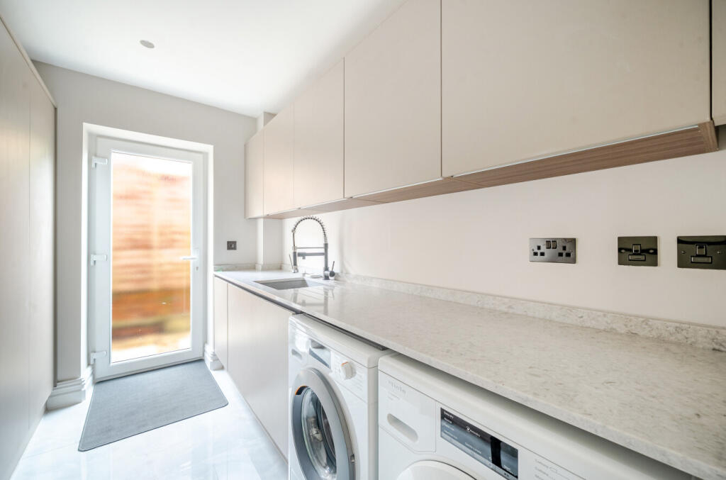 1371712-27-68f8a6...