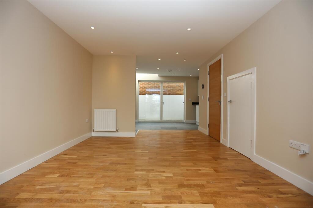 2 Palace Mews lounge2.JPG