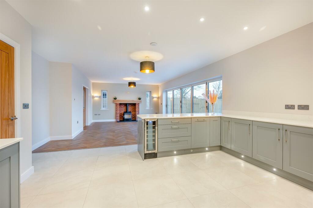8581130-interior34.jpg