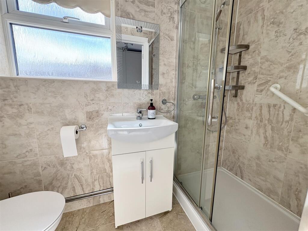 7. ensuite.jpg