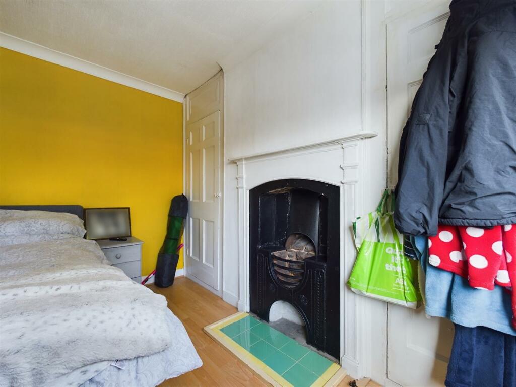 Bedroom 1 Pic 5.jpg