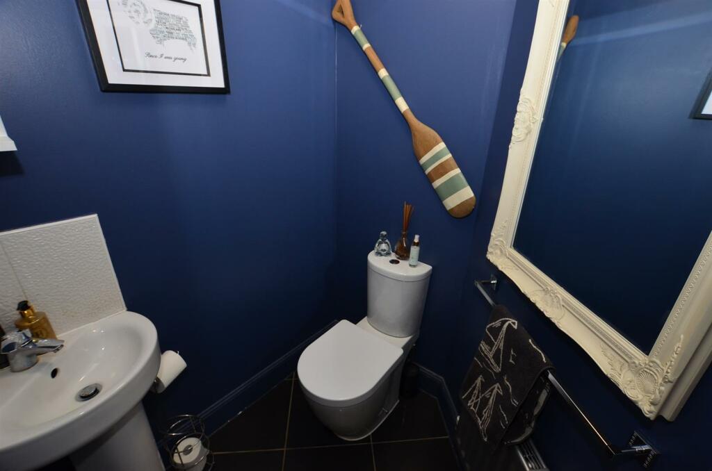 Guests Cloak Room/WC