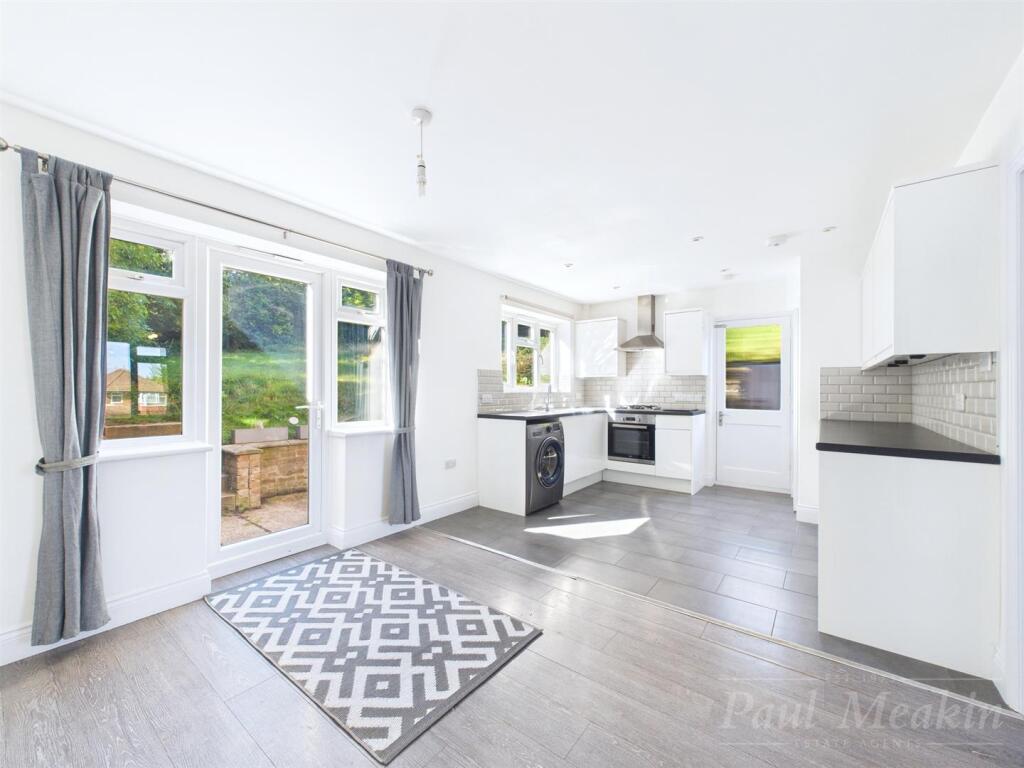 Kitchen/ Dining Room