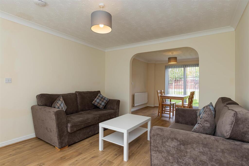 9 Lakeside Close-12.jpg