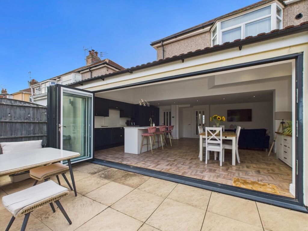 CAM02386G0-PR0140-STILL032