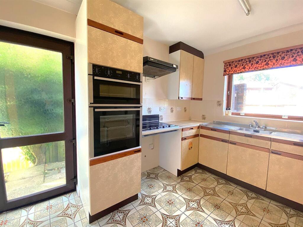 15 Portfield Close - Kitchen3.jpg