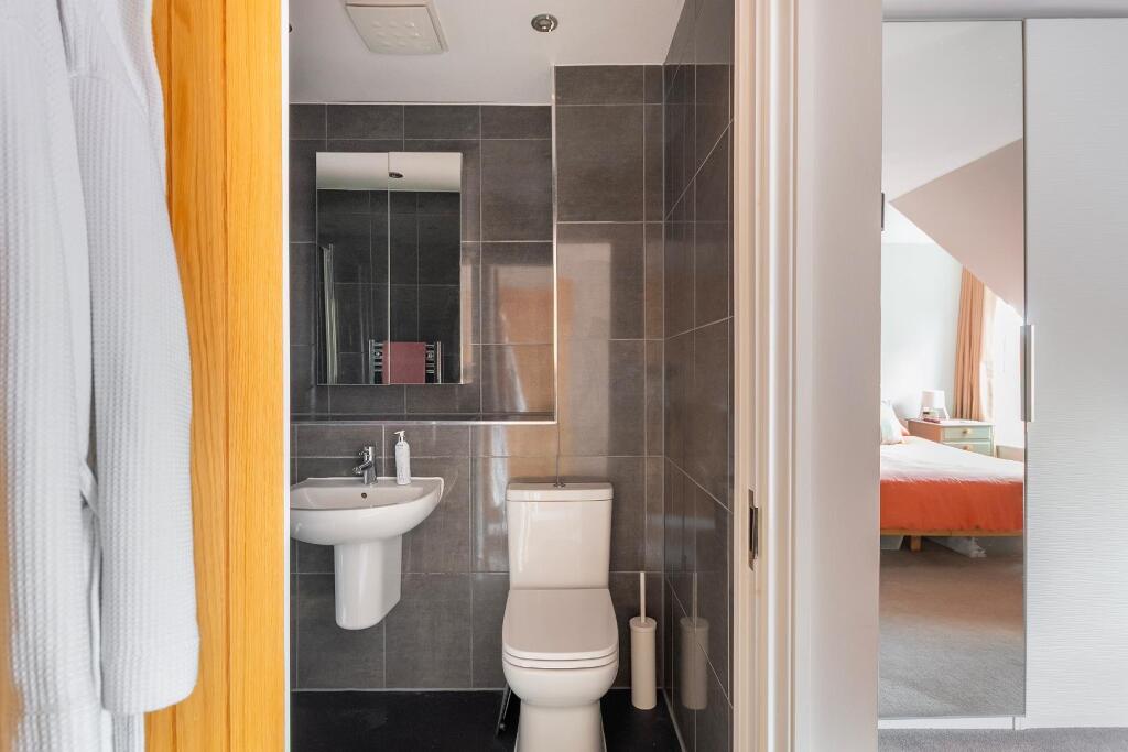 0S7FRBR - Ensuite A.jpg