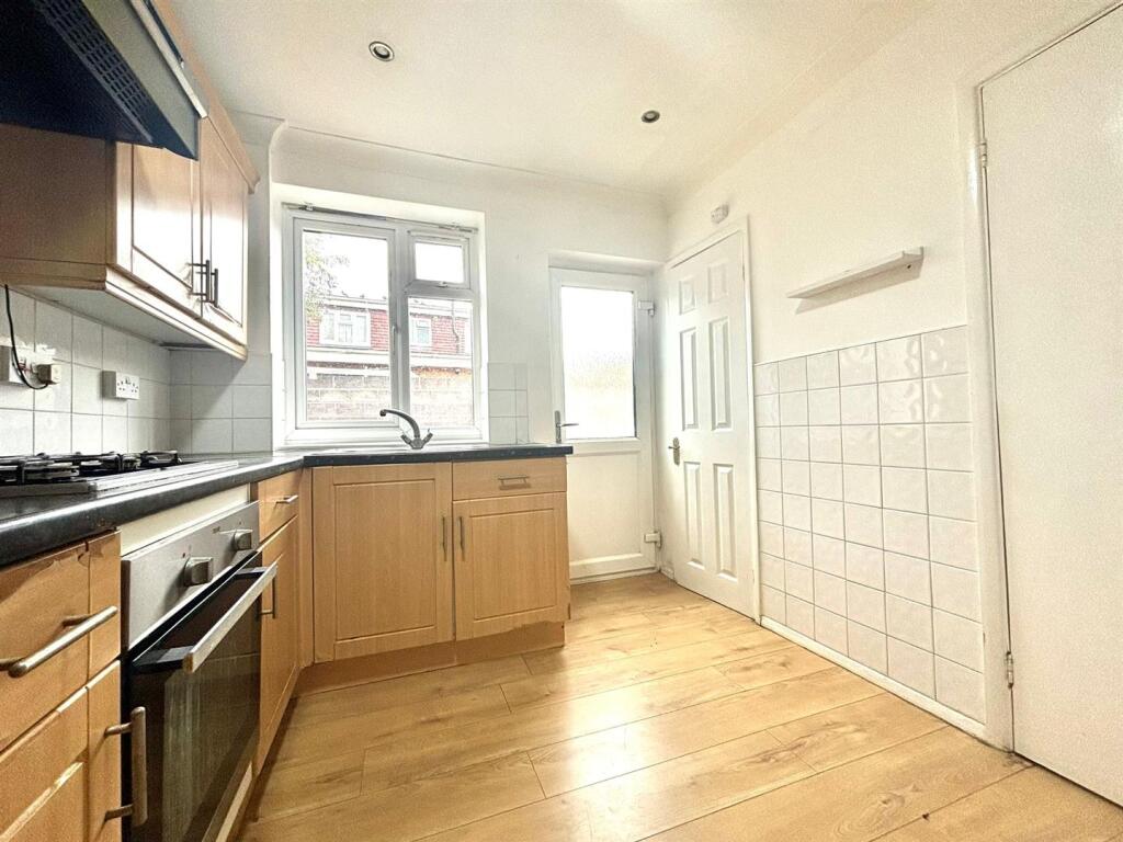 Kitchen 2.jpeg