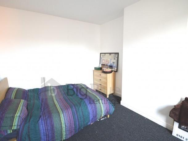 A tidy double bedroom featuring a comfortable d...