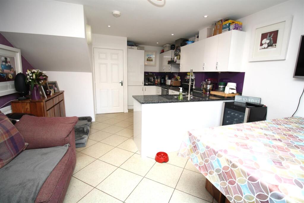 52 St Helena kitchen 2.JPG