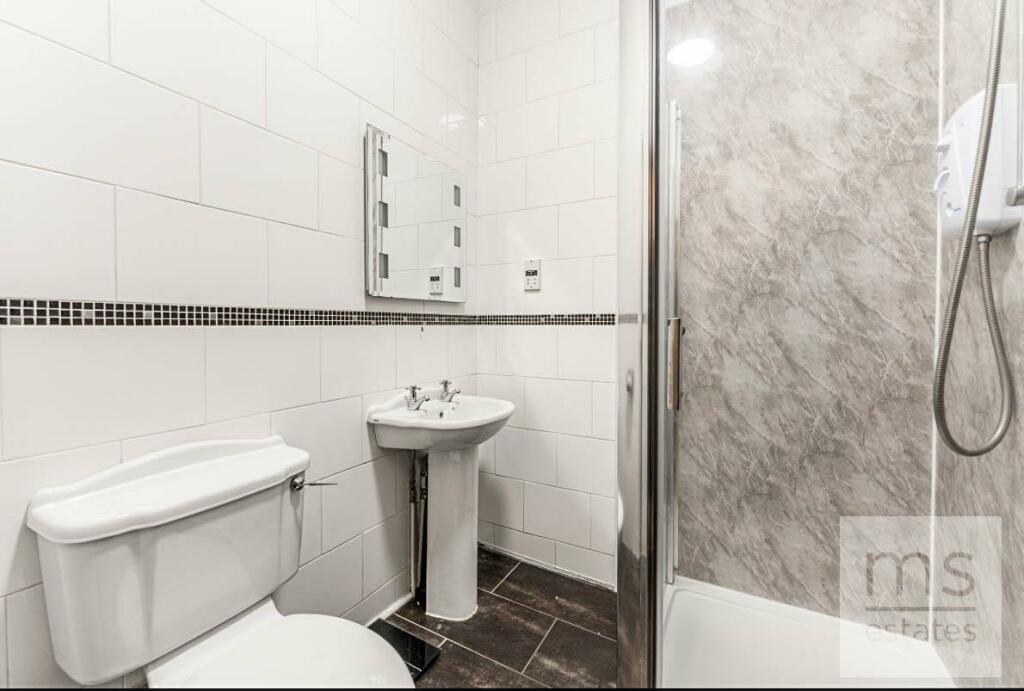 Bathroom 1.jpg