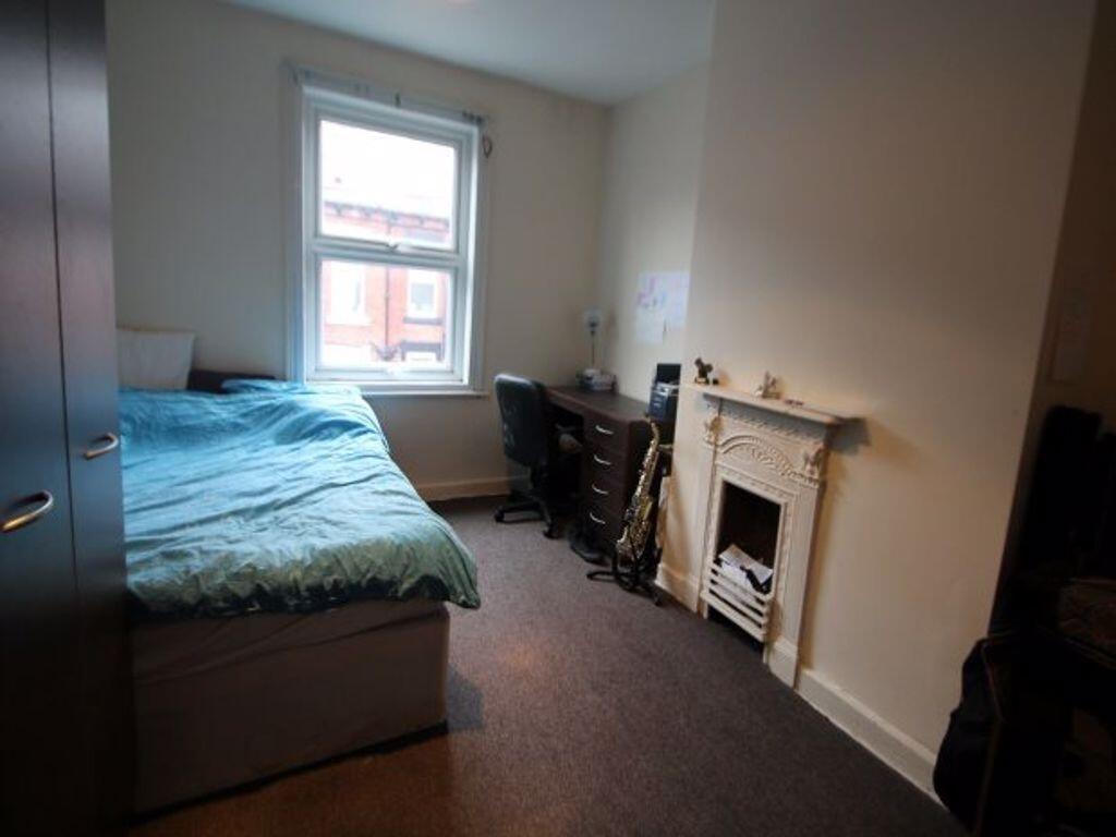 A cozy single bedroom featuring a comfortable s...