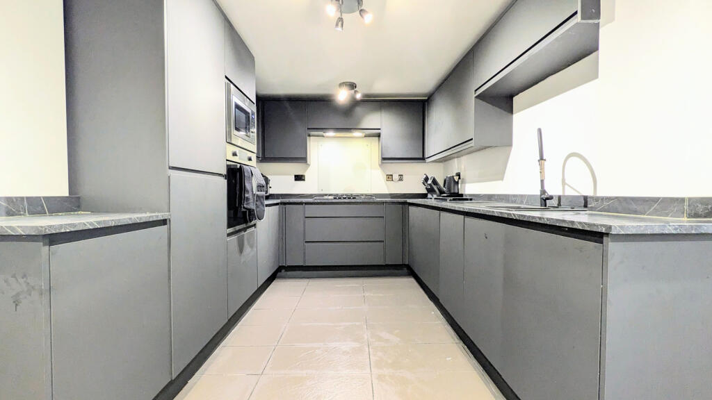 PXL_20251205_101655910.MP~2