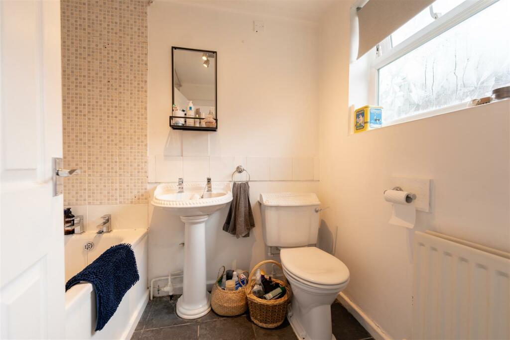 Bathroom 1.jpg